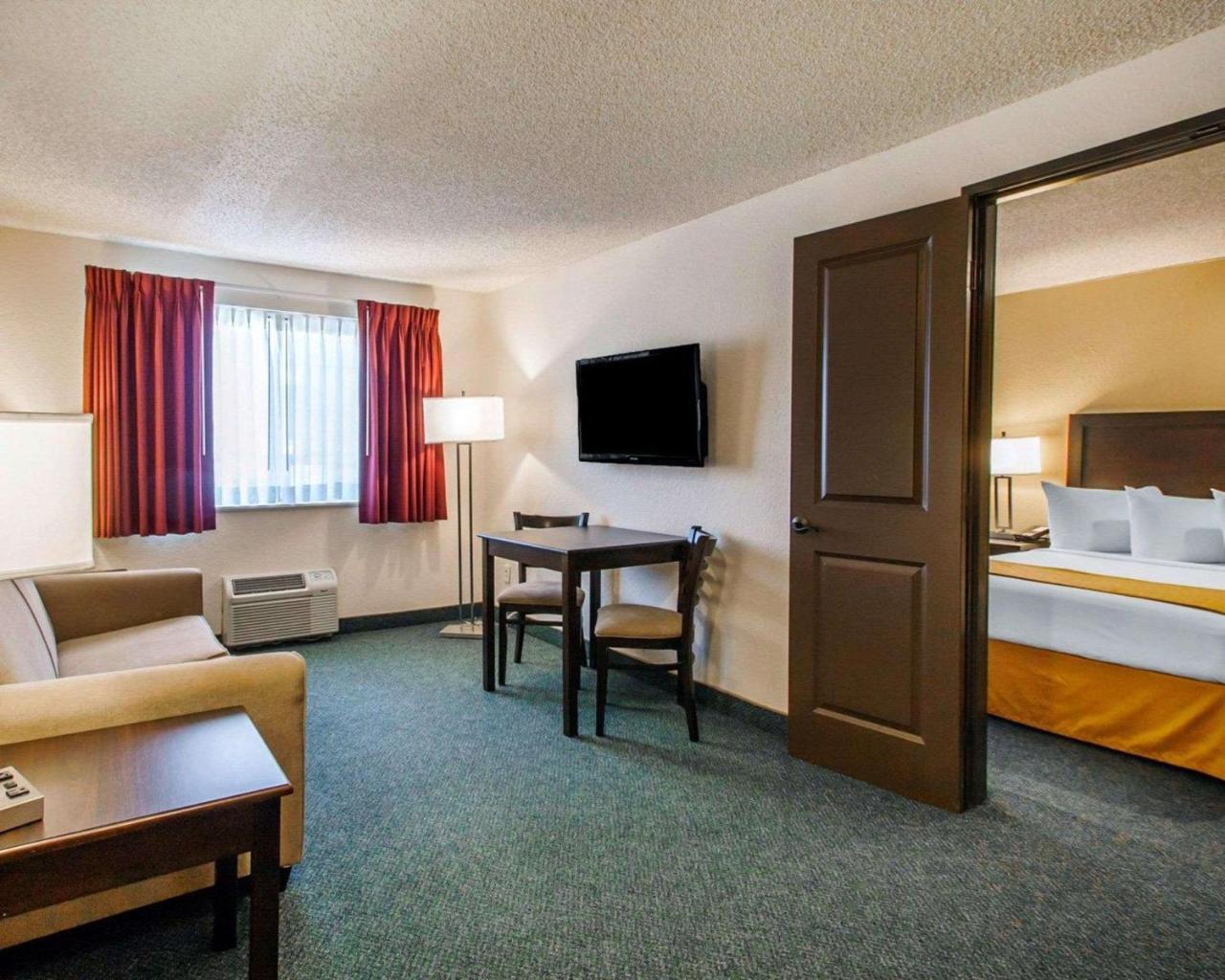 Quality Inn & Suites Springfield Bagian luar foto
