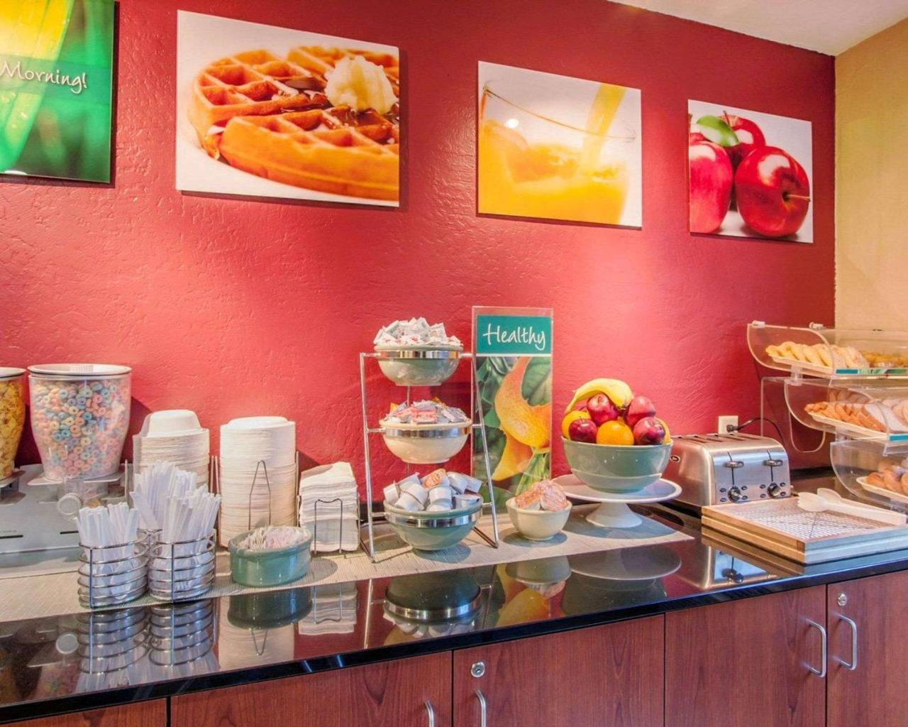 Quality Inn & Suites Springfield Bagian luar foto