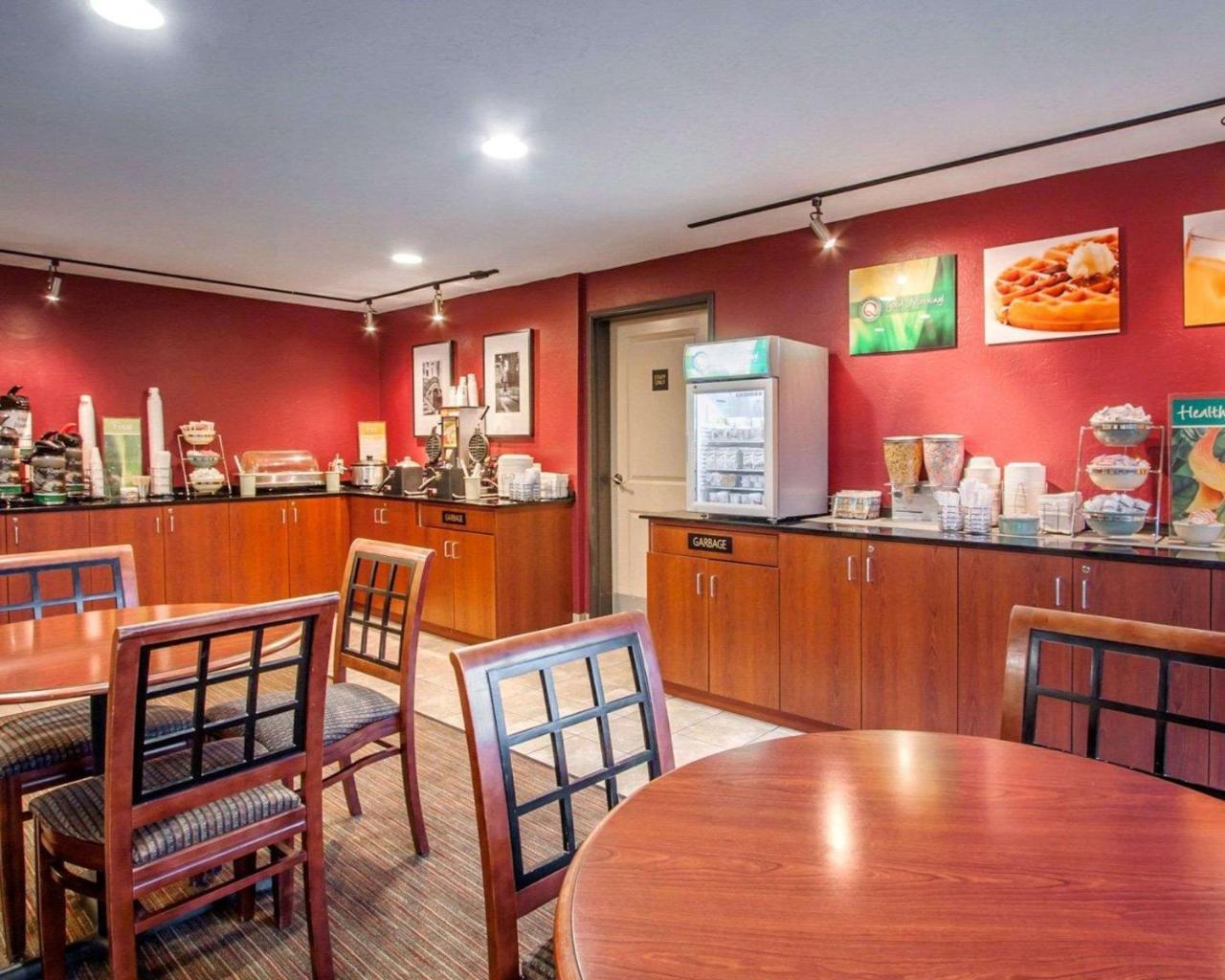Quality Inn & Suites Springfield Bagian luar foto