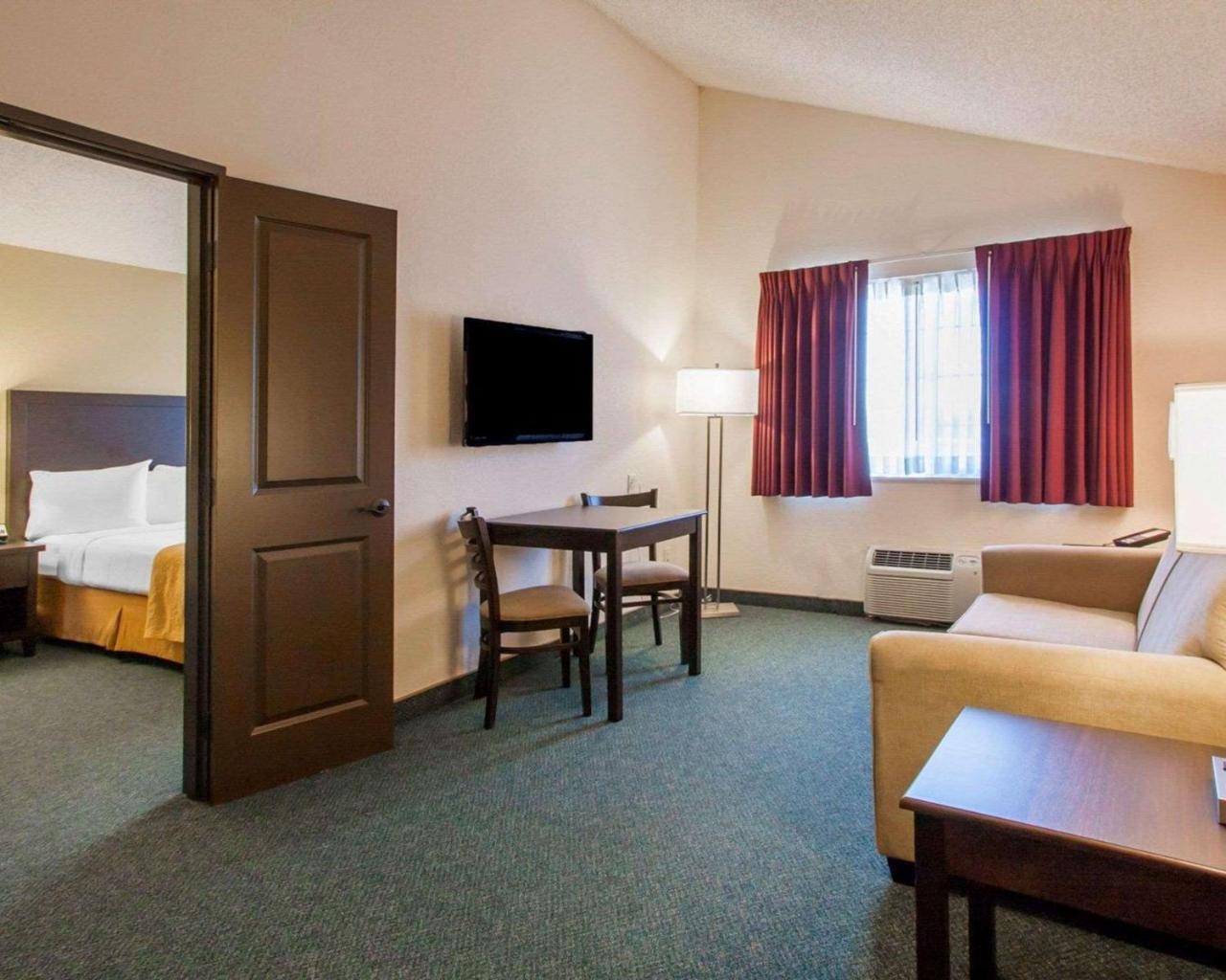 Quality Inn & Suites Springfield Bagian luar foto