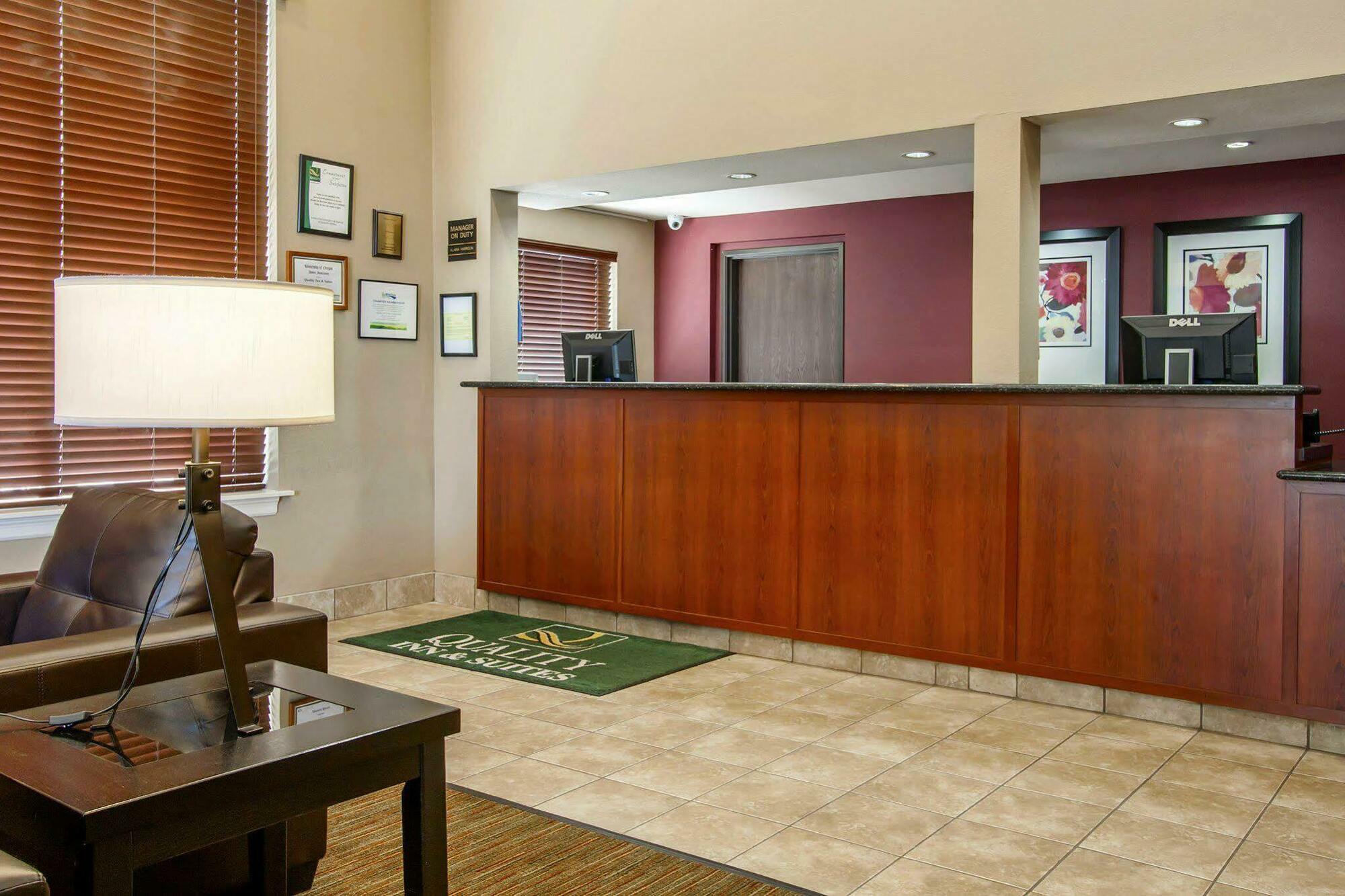 Quality Inn & Suites Springfield Bagian luar foto