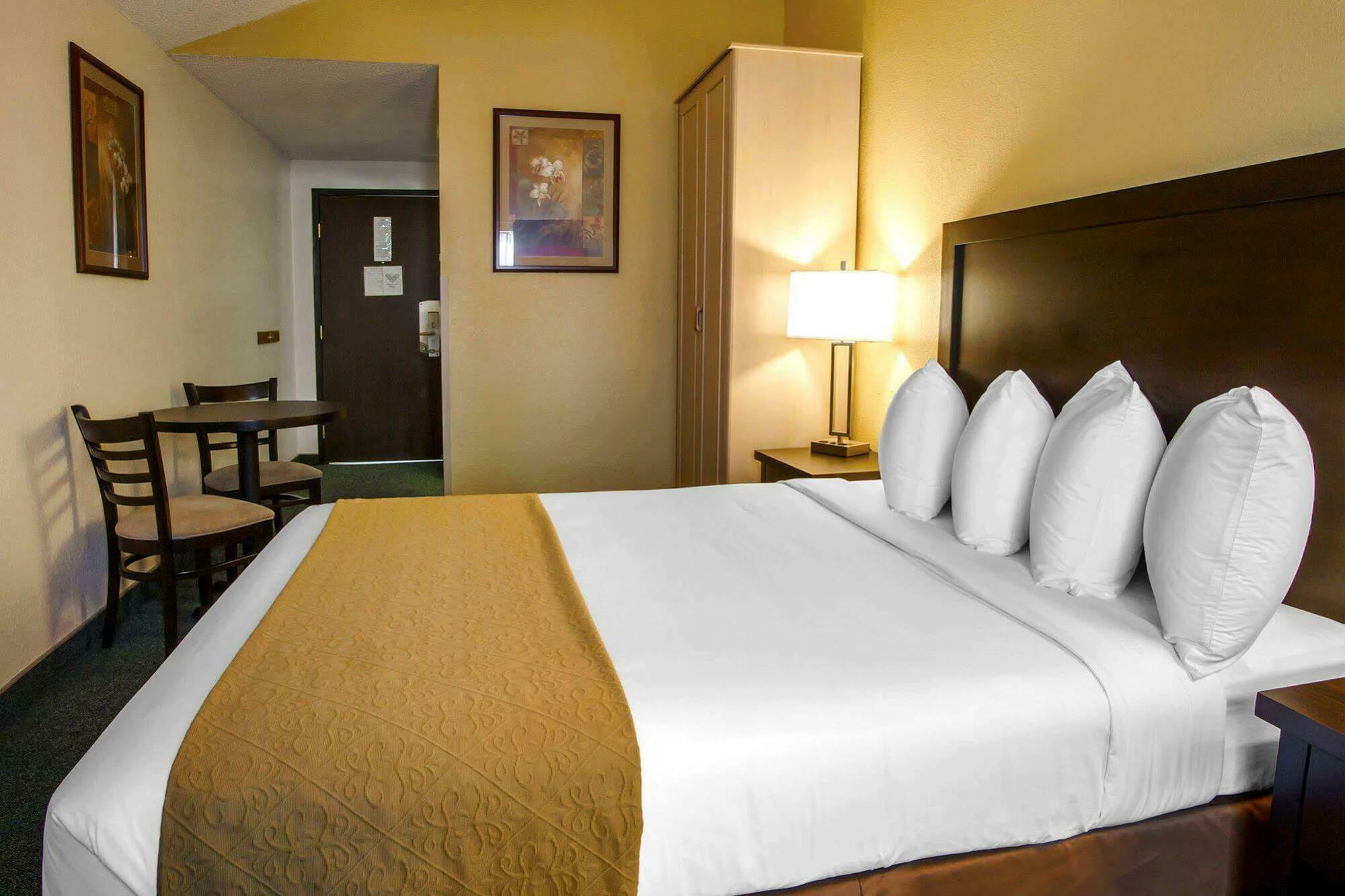 Quality Inn & Suites Springfield Bagian luar foto